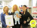 Jackie Wandt-Moore mit Team und Gütesiegel Kiddyspace