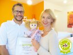 Dr. Helmut Schaller und Dr. Heike Sommer mit Gütesiegel Kiddyspace