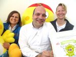 Mag. Doris Bader, Mag. Christian Rotter u Nikola Kummer mit Gütesiegel Kiddyspace