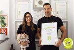 Mag. Andreas Branstätter und Frau Ebner mit Gütesiegel Kiddyspace
