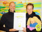 Mag. Christoph Schmidt und Mag. Stephan Dvorak mit Gütesiegel Kiddyspace (2)