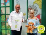 Bürgermeister Thomas Steiner und Heike Kroemer mit Gütesiegel Kiddyspace