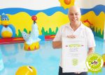 Schwimmtrainer Willy hält Gütesiegel