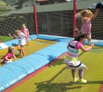kinder-beim-trampolin-springen-klein