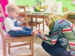 Im Wunderland werden Fußabdrücke auf Keramik verewigt