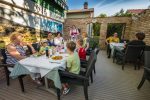Hotel Holzinger Gastgarten im Sommer