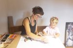 Atelier 1000blum Christine Nebosis beim Zeichnen im Atelier